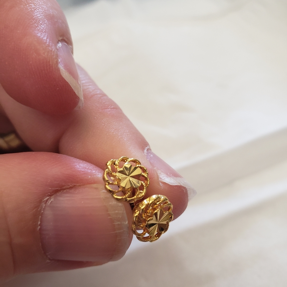 Earrings - Picture 1 of 7